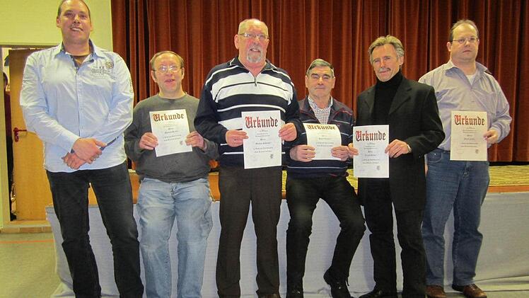 Ehrungen bei der Blaskapelle Oberbach (von links): Vorsitzender Andreas Müller zeichnete Manfred Martin, Günther Schumm, Walter Wiesner, Gerhard Kehm und Heiko Fuchs für langjährige Mitgliedschaft aus. Foto: Johanna Kellermann