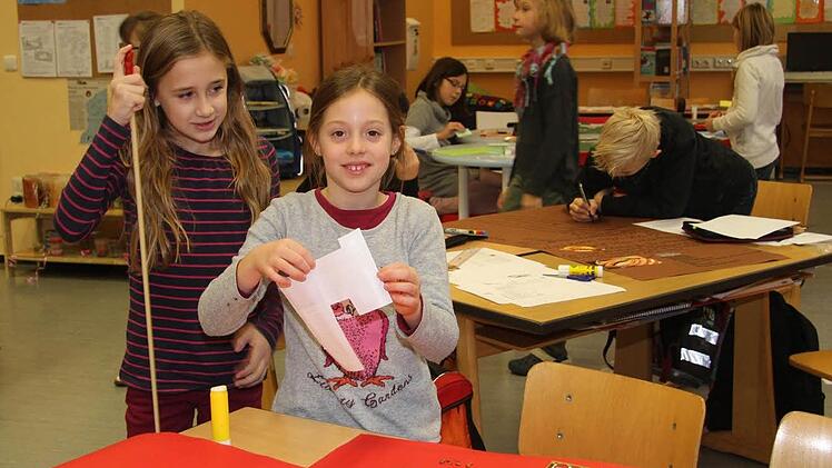 Theorie und Praxis - die Viertklässler aus Burghaig gestalten Plakate zu typisch oberfränkischen Produkten.