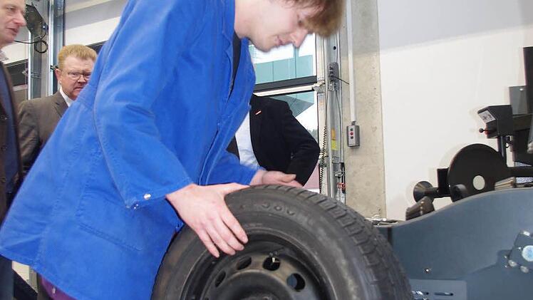 Marcel Preißinger geht das Bedienen der Reifenwuchtmaschine der neuen schuleigenen Kfz-Werkstatt gut von der Hand.