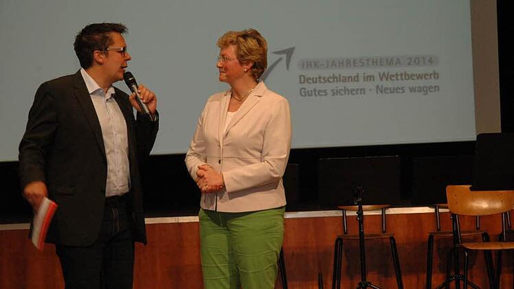Den Festvortrag bei der IHK-Abschlussfeier hielt die CSU-Europaabgeordnete Monika Hohlmeier. Moderator Thomas Apfel kam mit ihr anschließend ins Gespräch.
