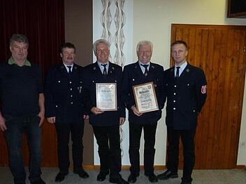 Die Feuerwehr Kothen ernannte Walter Bug zu ihrem Ehrenkommandanten. Berthold Bug wurde zum Ehrenmitglied gekürt. Von links: 3. Bürgermeister Wolfgang Jung, Ralf Hornung (Kommandant), Walter Bug (Ehrenkommandant), Berthold Bug (Ehrenmitglied), Markus Bug (1. Vorsitzender). Foto: Manuel Weller