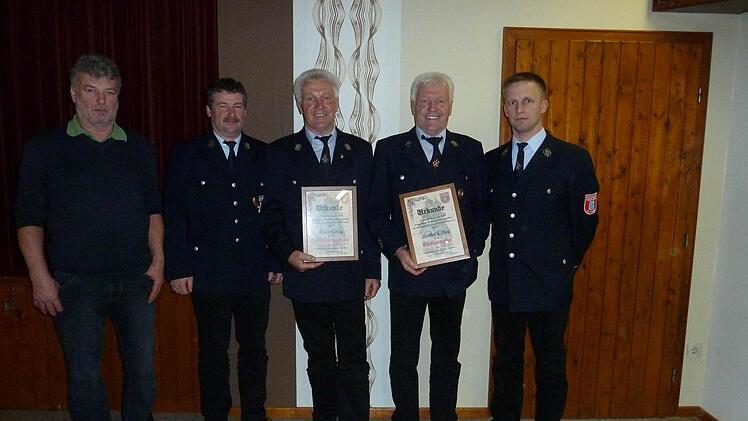 Die Feuerwehr Kothen ernannte Walter Bug zu ihrem Ehrenkommandanten. Berthold Bug wurde zum Ehrenmitglied gekürt. Von links: 3. Bürgermeister Wolfgang Jung, Ralf Hornung (Kommandant), Walter Bug (Ehrenkommandant), Berthold Bug (Ehrenmitglied), Markus Bug (1. Vorsitzender). Foto: Manuel Weller