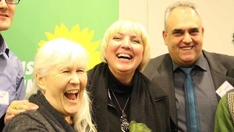 Zwei grüne Urgesteine: Retta Müller-Schimmel (l.) mit Claudia Roth, rechts der Dritte Bürgermeister von Herzogenaurach, Georgios Halkias Foto: Christian Bauriedel