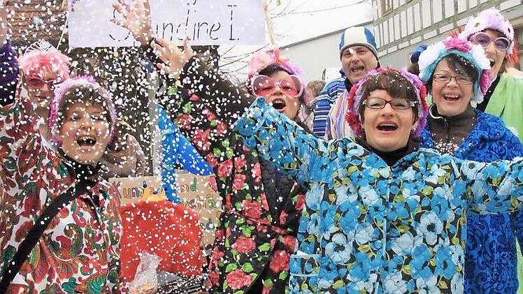 Schneeweiß vom Konfettiregen wurden die Straßen Uetzings am Faschingsdienstag. Fotos: Matthias Einwag