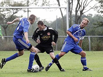 Der Teuchatzer Volker Will (M.) setzt sich gegen die beiden Mistendorfer Johannes Büttel (l.) und Christoph Kraus durch. Fotos: sportpress