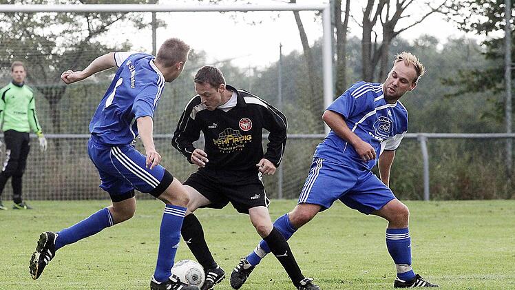 Der Teuchatzer Volker Will (M.) setzt sich gegen die beiden Mistendorfer Johannes Büttel (l.) und Christoph Kraus durch. Fotos: sportpress