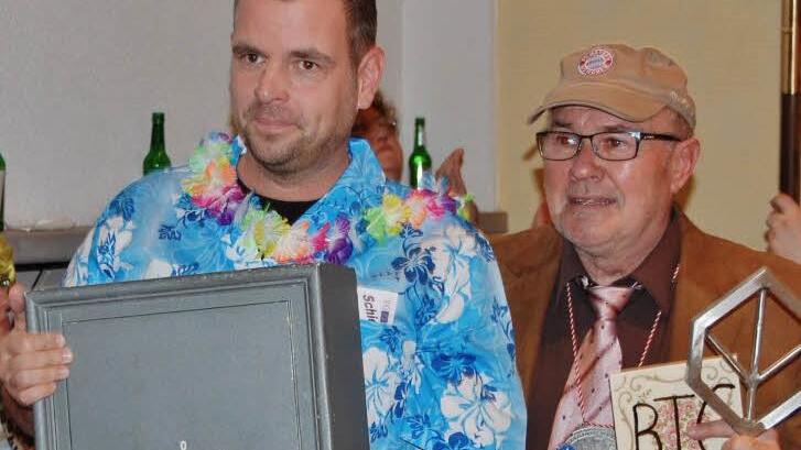Die Bürgermeister Toni Schick und Thomas Leiner bekamen die Stadtkasse zurück. Foto: Sigismund von Dobschütz