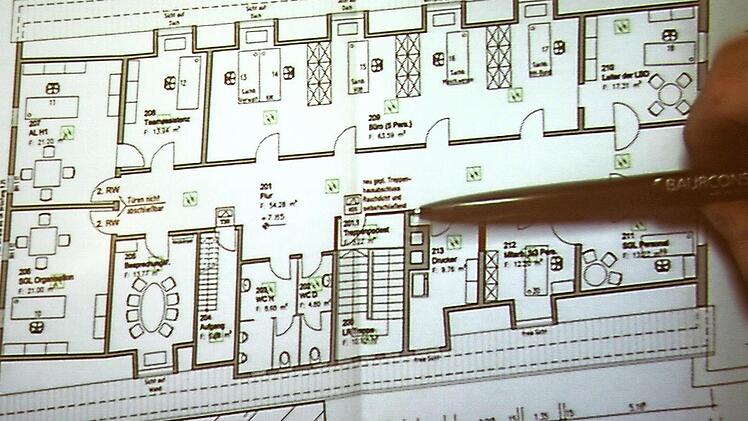 Während der Restaurierung des Ämtergebäudes diente das alte Rathaus schon einmal für zwei Jahre als Verwaltungssitz. Jetzt wird das zweite Obergeschoss für das Vorauskommando der Landesbaudirektion komplett umgebaut (siehe Plan). Mindestens vier Jahre lang wird darin gearbeitet. Fotos: Ralf Kestel