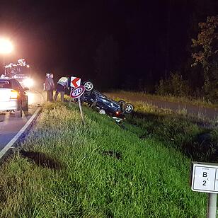 Pkw landet nach Überschlag auf Dach - Insassen kamen mit leichten Verletzungen davon
