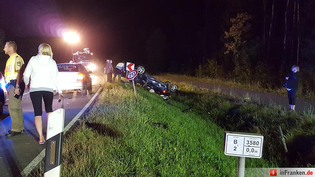 Pkw landet nach Überschlag auf Dach - Insassen kamen mit leichten Verletzungen davon