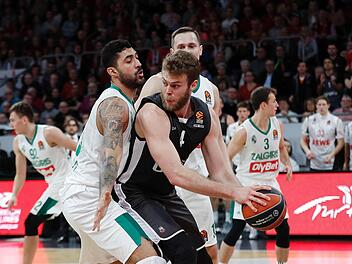 Heute gab es kein Vorbeikommen: Brose Bamberg verliert knapp gegen Zalgiris Kaunas. Foto: Daniel L&ouml;b
