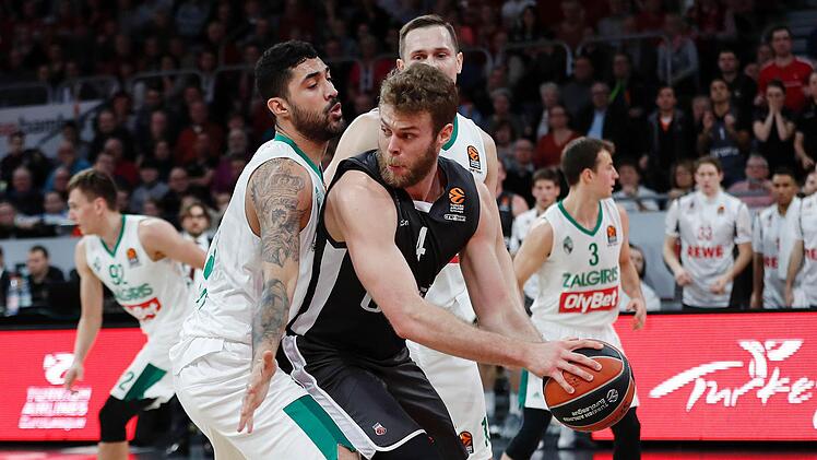 Heute gab es kein Vorbeikommen: Brose Bamberg verliert knapp gegen Zalgiris Kaunas. Foto: Daniel L&ouml;b