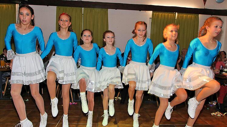 Eine Tanzgruppe des TSV Stadtlauringen begeisterte bei der  Faschingseröffnung in Kleinwenkheim die Gäste. Foto: Dieter Britz