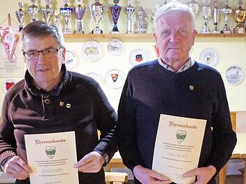 Für den verdienstvollen jahrzehntelangen Einsatz um den Fußballsport wurden Edgar Bienlein (r.) und Gerhard Löffler zu Ehrenmitgliedern ernannt.  Fotos: Gerd Fleischmann