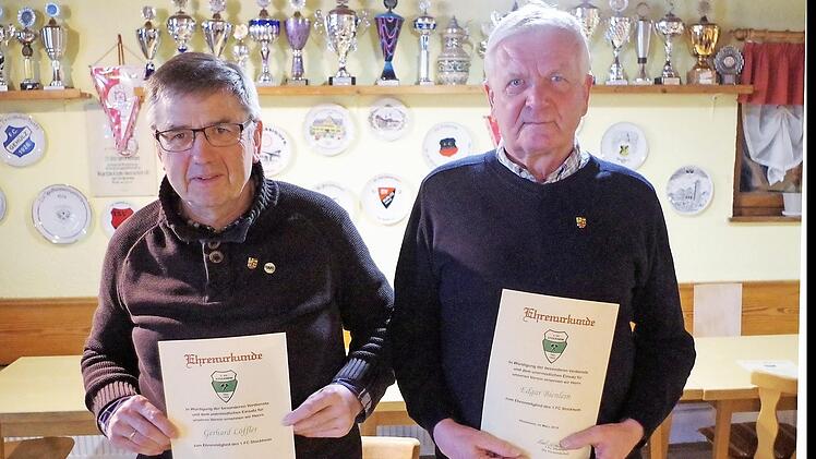 Für den verdienstvollen jahrzehntelangen Einsatz um den Fußballsport wurden Edgar Bienlein (r.) und Gerhard Löffler zu Ehrenmitgliedern ernannt.  Fotos: Gerd Fleischmann