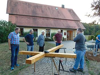 Auf dem Vorplatz des evangelischen Gemeindehauses wird das Kreuz aufgestellt. Foto: Petra Malbrich