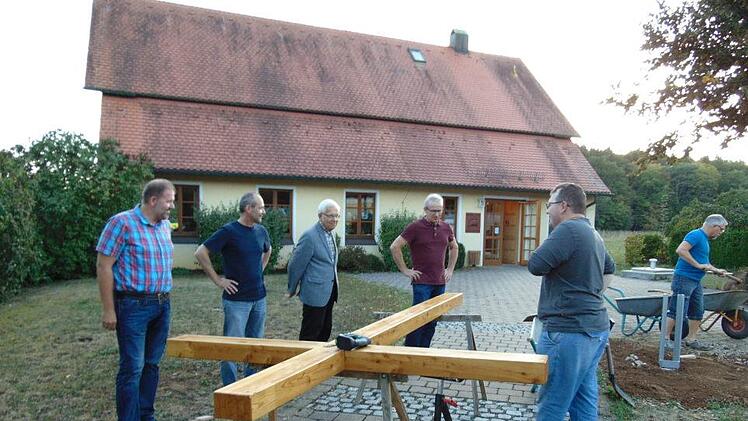 Auf dem Vorplatz des evangelischen Gemeindehauses wird das Kreuz aufgestellt. Foto: Petra Malbrich