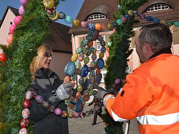 Marion Kluge und Alexander Werbitzki vom Generationen-Zentrum der Stadt halfen nicht nur bei der Vorbereitung, sondern auch beim Aufbau des Osterbrunnens.  Fotos: Bernhard Panzer