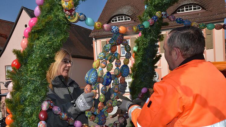 Marion Kluge und Alexander Werbitzki vom Generationen-Zentrum der Stadt halfen nicht nur bei der Vorbereitung, sondern auch beim Aufbau des Osterbrunnens.  Fotos: Bernhard Panzer
