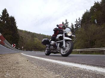 Der Motorradfahrer wurde durch den Unfall schwer verletzt. Symbolbild: DVR/dpa
