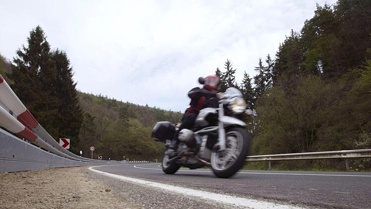 Der Motorradfahrer wurde durch den Unfall schwer verletzt. Symbolbild: DVR/dpa