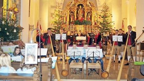 Vier Alph&ouml;rner erklangen beim Weihnachtskonzert in der Pfarrkirche St. &Auml;gidius Lahm. Foto: Heike Sch&uuml;lein