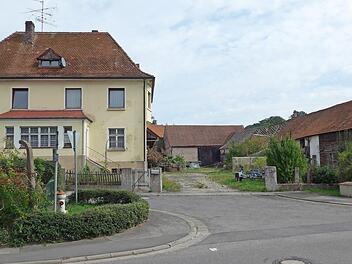 Der Eigentümer eines alten bäuerlichen Anwesens im Ortsteil Kolmsdorf will einige Gebäude abreißen bzw. sanieren - der Gemeinderat Walsdorf begrüßt die geplante Innenverdichtung. Foto: Richard Reiser
