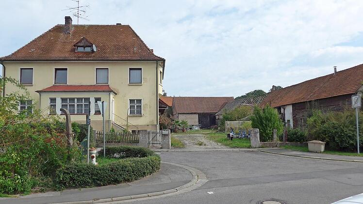 Der Eigentümer eines alten bäuerlichen Anwesens im Ortsteil Kolmsdorf will einige Gebäude abreißen bzw. sanieren - der Gemeinderat Walsdorf begrüßt die geplante Innenverdichtung. Foto: Richard Reiser