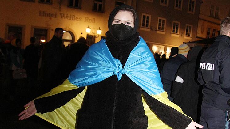 Irina stammt aus der Ukraine. Ihre Mutter und Oma leben noch in Kiew. "Ich habe Angst. Ich kann nicht essen, ich kann nicht klar denken", sagt die gebürtige Ukrainerin. Se freut sich über die Solidarität der Kulmbacher und bangt um  ihre Familie. Foto: Sonny Adam