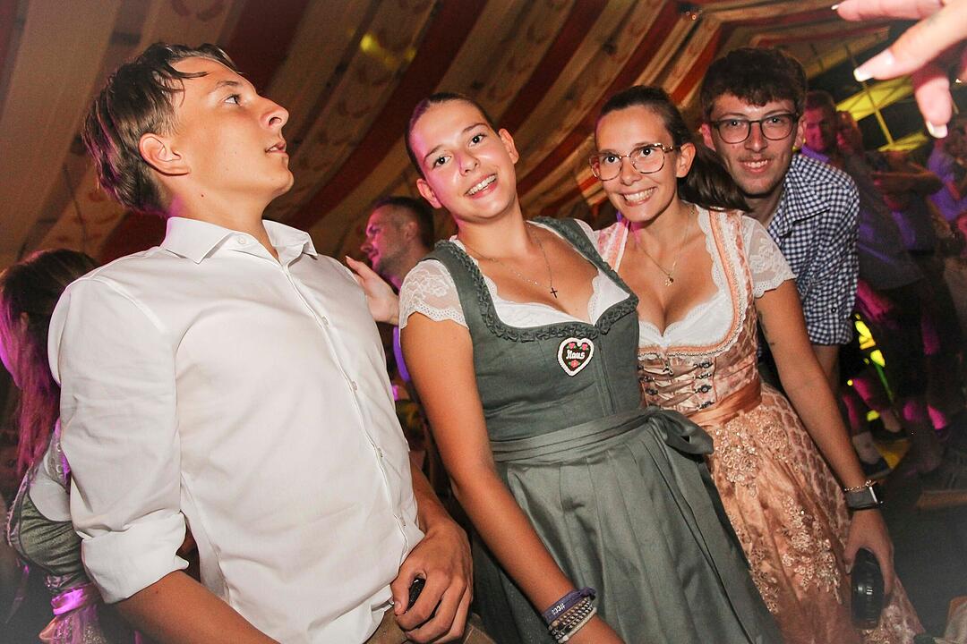 Tanzen, Feiern, Mitsingen &ndash; bayerische Partystimmung bis Mitternacht.