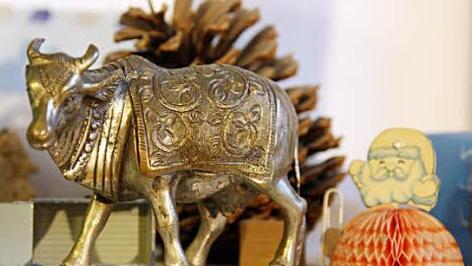 Eine heilige Bronzekuh aus Indien, ein Kiefernzapfen, ein Nikoläuschen: Christofs Atelier ist Teffpunkt für  inspirierende Gegenstände aller Art.