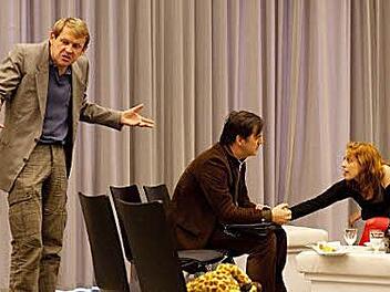 Pavel (Florian Walter, li.) steht zwischen den Fronten der Ehekrieger Alex (Volker J. Ringe) und Zoé (Nadine Panjas).  Foto: Thomas Bachmann