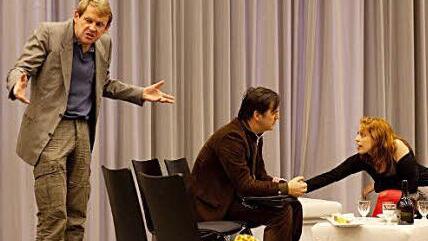 Pavel (Florian Walter, li.) steht zwischen den Fronten der Ehekrieger Alex (Volker J. Ringe) und Zoé (Nadine Panjas).  Foto: Thomas Bachmann