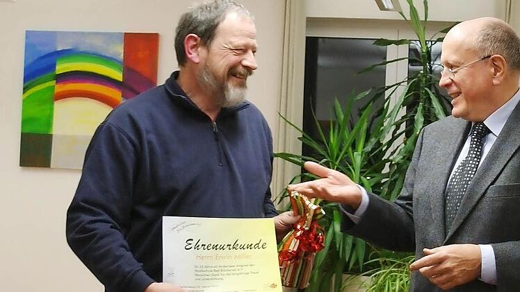 Erste Amtshandlung: Der neue Vorsitzende Hans-Dietrich Unger (rechts) ehrt Erwin Miller für 25 Jahre Mitgliedschaft. Genauso lang ist Hermann Liebig dabei, er war jedoch bei der Ehrung nicht anwesend.