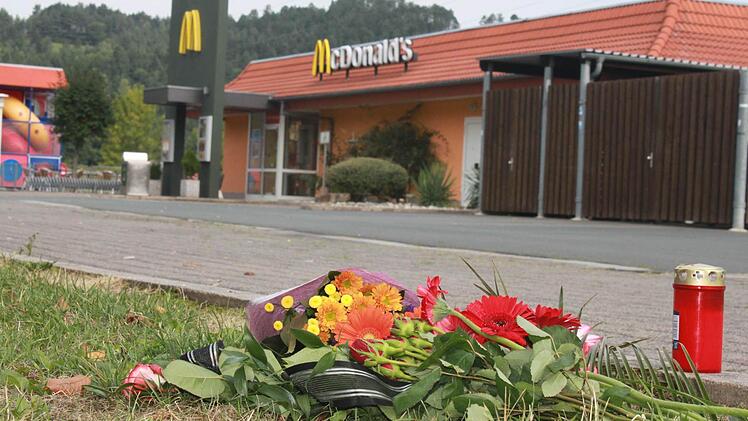 Stille Trauer am Ort des Geschehens: Die Kinder des Opfers haben genau an dem Parkplatz, an dem sie ihre Mutter verloren haben, Blumen niedergelegt. Foto: Sabine Herteux