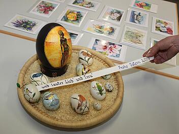 Wie kommt das Spruchband in das Ei? Foto: Carmen Schwind