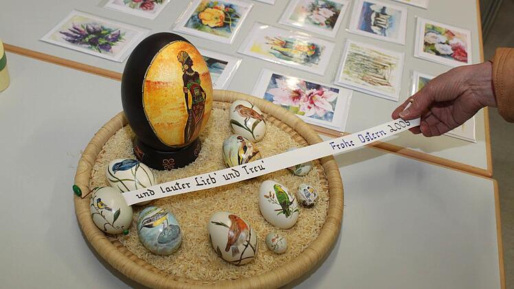 Wie kommt das Spruchband in das Ei? Foto: Carmen Schwind