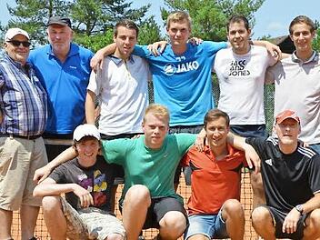 Die Herren des TC Marktrodach wurden ungeschlagen Meister in der Kreisklasse 2 und steigen in die Kreisklasse 1 auf. Im Bild (stehend von links) Erwin Holzmann, Vorsitzender Norbert Benecke, Christopher Gampert, Alexander Leipold, Christopher Holzmann und Dominik Peetz; (vorne von links) Benedikt Schmittdorsch, Daniel Sesselmann, Maximilian Hümmrich und Jens Müller. Zum Einsatz kamen noch Bernd Robitschko, Benjamin Barth und Eduard Schwarz. Foto: privat