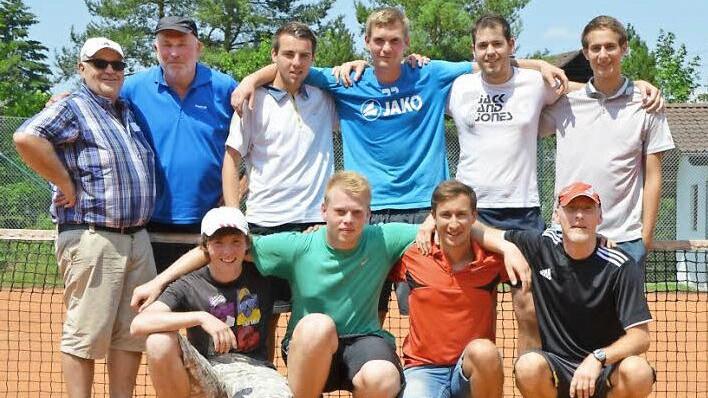 Die Herren des TC Marktrodach wurden ungeschlagen Meister in der Kreisklasse 2 und steigen in die Kreisklasse 1 auf. Im Bild (stehend von links) Erwin Holzmann, Vorsitzender Norbert Benecke, Christopher Gampert, Alexander Leipold, Christopher Holzmann und Dominik Peetz; (vorne von links) Benedikt Schmittdorsch, Daniel Sesselmann, Maximilian Hümmrich und Jens Müller. Zum Einsatz kamen noch Bernd Robitschko, Benjamin Barth und Eduard Schwarz. Foto: privat