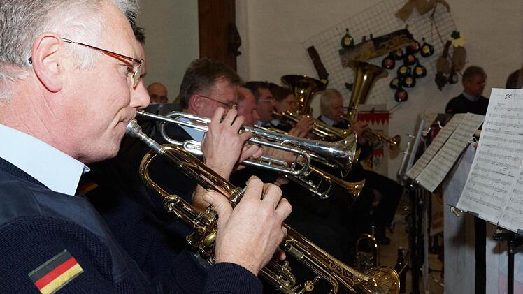Die "StOV-Kapelle" unter Leitung von Gerald Bach spielt beim Empfang. Foto: Arkadius Guzy