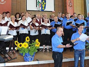 Die Gastgeber der Sängervereinigung Edelweiß sangen mit dem Chor aus Steinach/Thüringen und den Solisten Rene Gärtner (vorne links) und Markus Häßler das Lied "Jerusalem".  Foto: K.-H. Hofmann