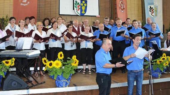 Die Gastgeber der Sängervereinigung Edelweiß sangen mit dem Chor aus Steinach/Thüringen und den Solisten Rene Gärtner (vorne links) und Markus Häßler das Lied "Jerusalem".  Foto: K.-H. Hofmann