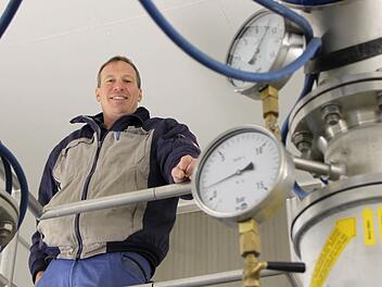Wasserwart Gerhard Helfrich in der Pumpstation am Dreistelzberg. Er hat ein System entwickelt, mit dem Lecks im Trinkwassernetz durch die Berechnung des Druckabfalls der Größe nach unterschieden und somit vorgeortet werden können. Foto: Ulrike Müller