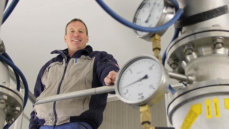 Wasserwart Gerhard Helfrich in der Pumpstation am Dreistelzberg. Er hat ein System entwickelt, mit dem Lecks im Trinkwassernetz durch die Berechnung des Druckabfalls der Größe nach unterschieden und somit vorgeortet werden können. Foto: Ulrike Müller