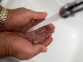 Um die Wasserlieferung nach Teuschnitz dürfte es wohl eine handfeste juristische Auseinandersetzung geben. Symbolbild: Marian Hamacher