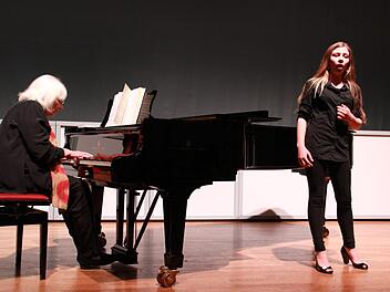 Fabia-Leontiné von Delius beeindruckte durch ihren kraftvollen Gesang. Sie wurde am Klavier von Irene Hegen. Foto: Katharina Müller-Sanke
