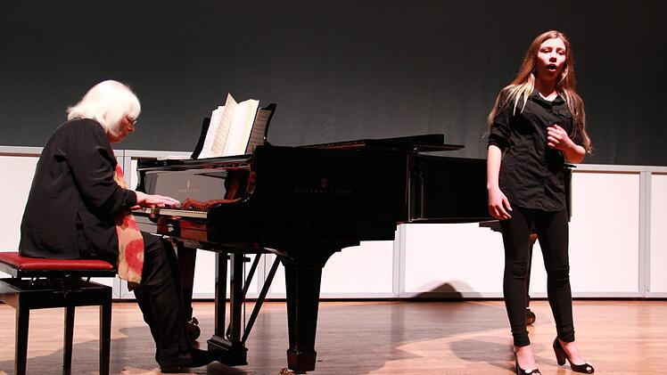 Fabia-Leontiné von Delius beeindruckte durch ihren kraftvollen Gesang. Sie wurde am Klavier von Irene Hegen. Foto: Katharina Müller-Sanke