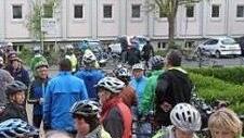Vor dem AOK-Gebäude in der Löschwöhrdstraße treffen sich immer dienstags die Radler zur Feierabendtour.  Foto: ADFC