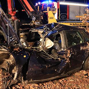 Schwerer Unfall in Hallerndorf: Junger Mann kracht mit Auto gegen Baum