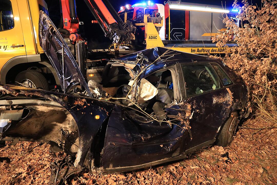 Schwerer Unfall in Hallerndorf: Junger Mann kracht mit Auto gegen Baum